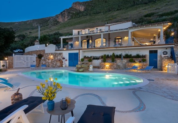 La villa illuminata in un contesto serale - Villa Olimpia