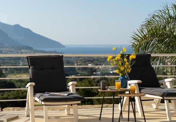 La zona solarium dotata di sdraio - Villa Olimpia