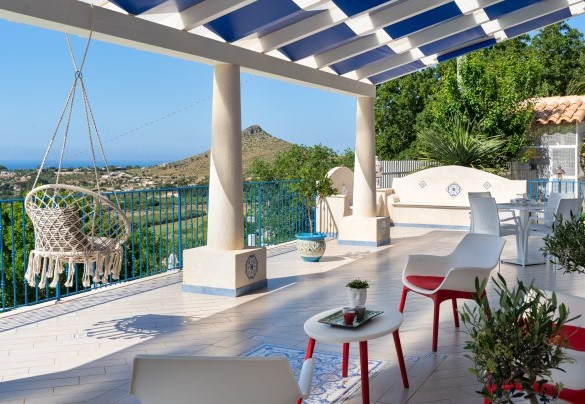 Il grande portico ombreggia l'ingresso della villa - Villa Olimpia
