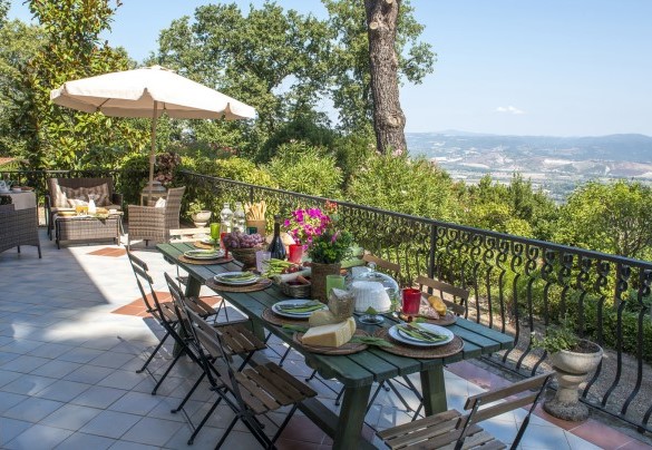 La terrazza è il luogo perfetto per godere pranzi su un panorama mozzafiato - Villa Ombrosa