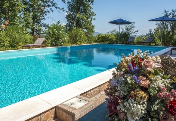 L'area intorno è ben curata e dotata di sdraio, lettini prendisole e ombrelloni - Villa Ombrosa