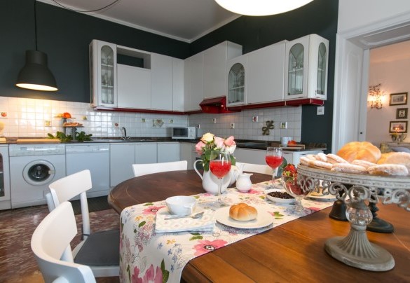La cucina dallo stile moderno è completamente accessoriata - Villa Ombrosa