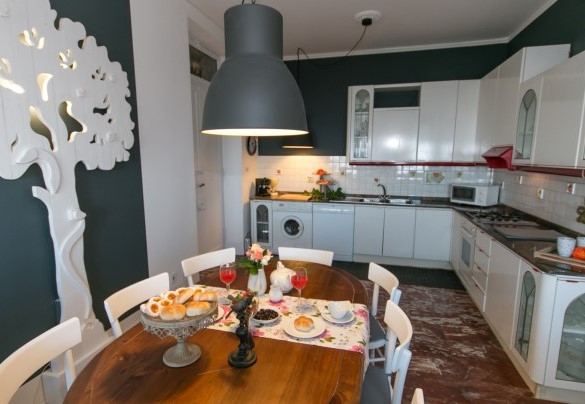 La cucina dallo stile moderno è completamente accessoriata - Villa Ombrosa