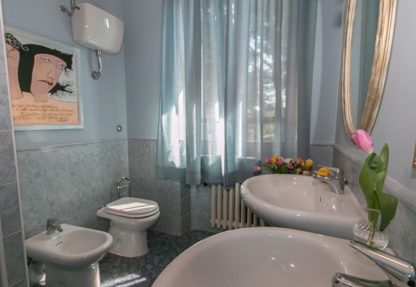 Il bagno con doccia al piano terra - Villa Ombrosa