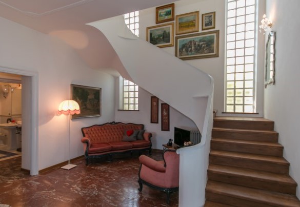 Le scale portano ai piani superiori - Villa Ombrosa