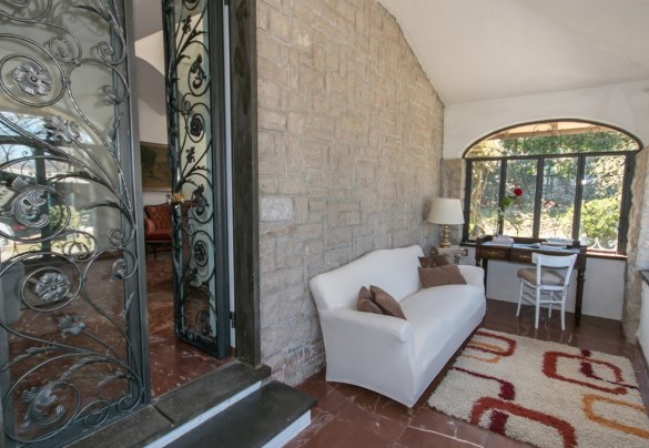 La veranda fornisce un ulteriore punto in cui riposare - Villa Ombrosa