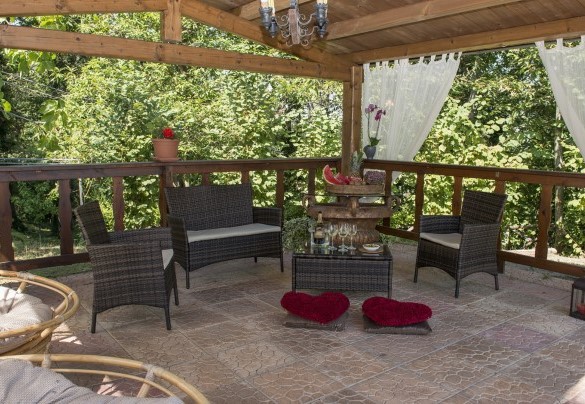 Vicino alla piscina è situata anche un gazebo con barbecue, frigorifero, divani e tavoli - Villa Ombrosa