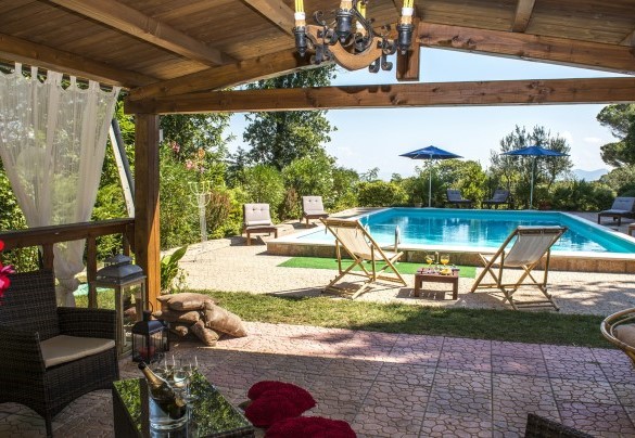 Vicino alla piscina è situata anche un gazebo con barbecue, frigorifero, divani e tavoli - Villa Ombrosa