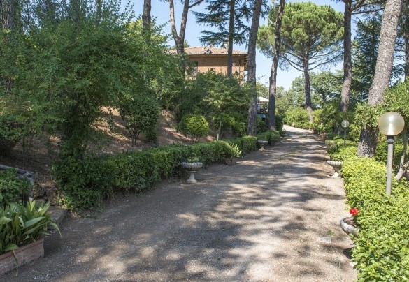 Il vialetto d'ingresso - Villa Ombrosa