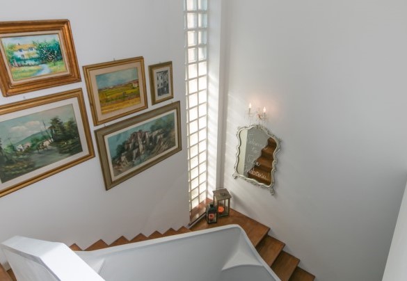 Le scale portano ai piani superiori - Villa Ombrosa