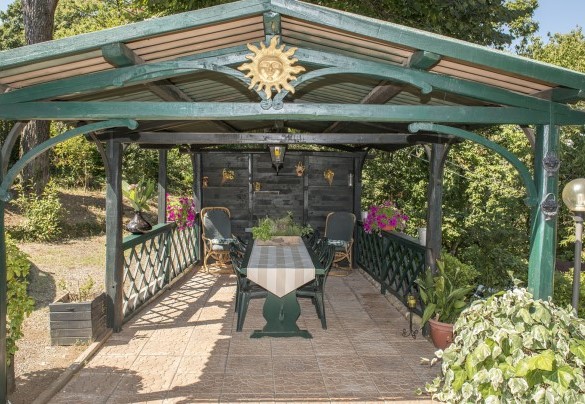 Tra la villa e la piscina c’è un gazebo ideale per cene all’aperto - Villa Ombrosa