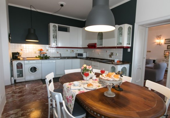 La cucina dallo stile moderno è completamente accessoriata - Villa Ombrosa