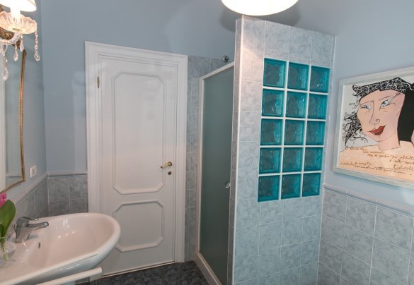 Il bagno con doccia al piano terra - Villa Ombrosa