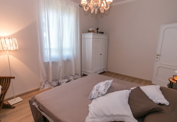 La graziosa camera da letto matrimoniale al piano superiore - Villa Ombrosa
