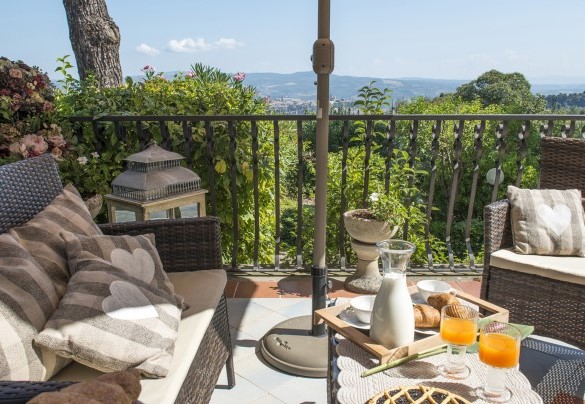 La zona relax si affaccia sul verde del panorama - Villa Ombrosa