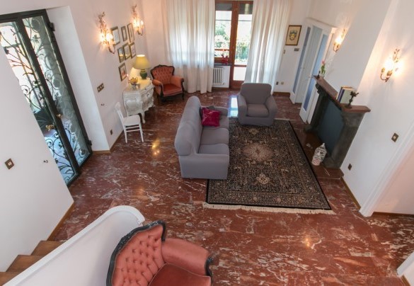 L'ingresso porta al salotto principale - Villa Ombrosa