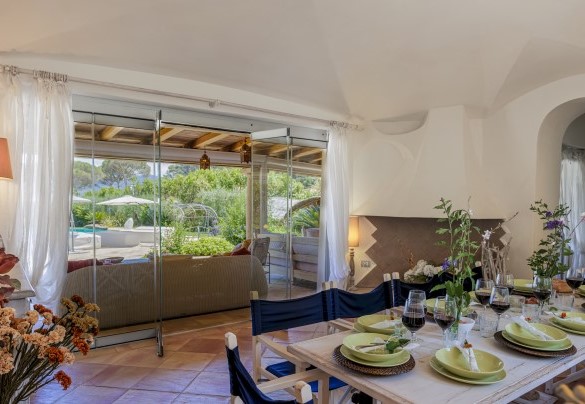 Salotto con grande vetrata affacciata sul portico – Villa Padulella 