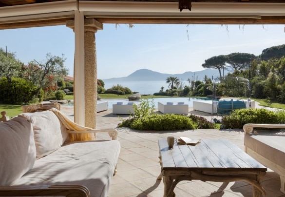 Salotto con divani e tv satellitare - Villa Padulella