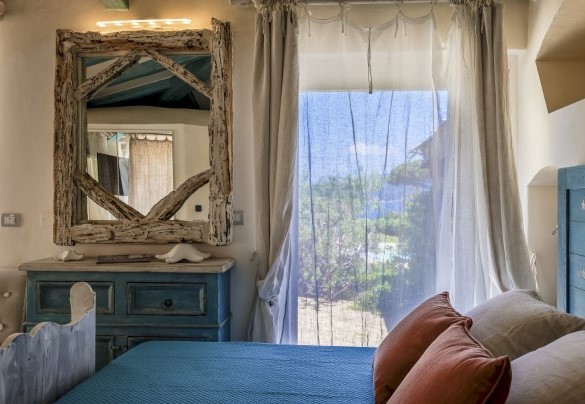 Camera  matrimoniale n.1 si affaccia direttamente nel giardino vista mare – Villa Padulella