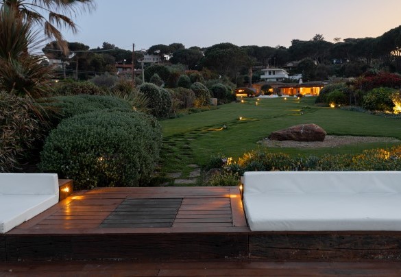Vasto giardino, recintato con illuminazione automatica - Villa Padulella