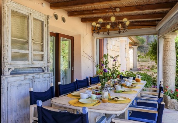 Portico con tavolo da pranzo e tende elettriche – Villa Padulella 