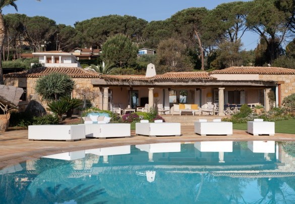 Piscina con acqua salata, il sapore del mare - Villa Padulella