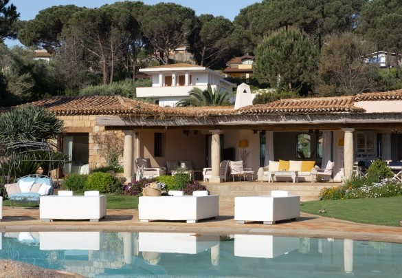 Comoda area solarium, lettini over size per un perfetto relax bordo piscina - Villa Padulella