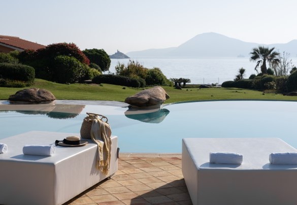 Lettini bordo piscina davanti al golfo della Padulella - Villa Padulella
