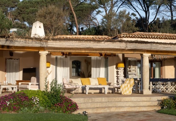 Vasto pergolato, che accoglie salatto con tv e tavolo da pranzo -Villa Padulella