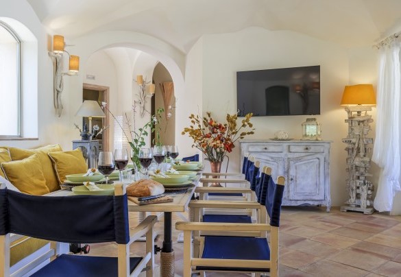Salotto con tavolo alzato per pranzi importanti – Villa Padulella 