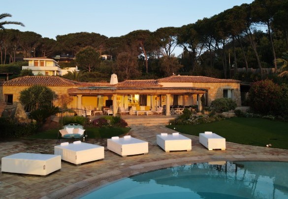 La luce rossastra del tramonto, illumina il fantastico parco - Villa Padulella