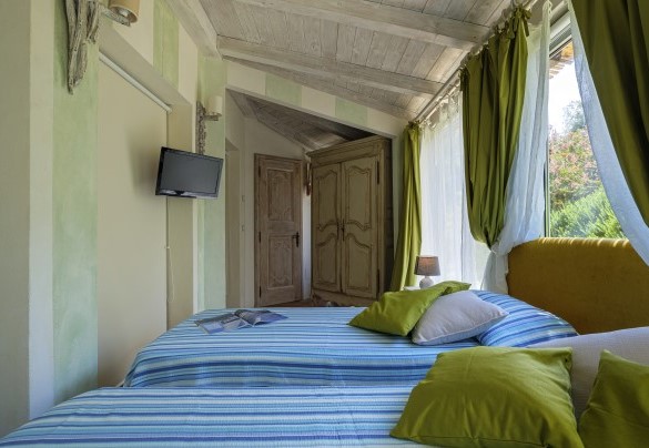 Camera doppia n.3 nella veranda con tende oscuranti e bagno en suite n.2 – Villa Padulella