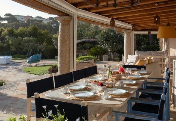 Zona pranzo sotto il raffinato pergolato - Villa Padulella