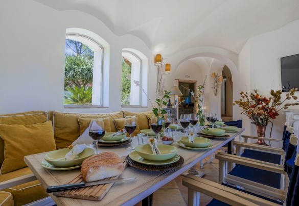 Salotto con tavolo imbandito – Villa Padulella 