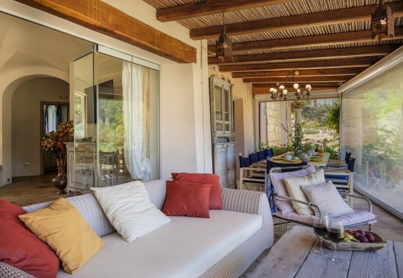 Portico attrezzato con divano e poltrone – Villa Padulella 