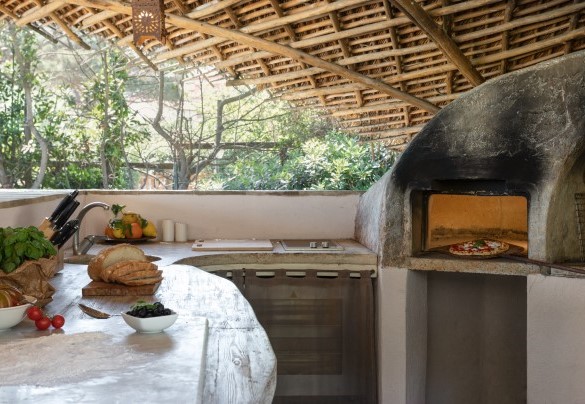 Pratica cucina esterna, barbecue, forno a legna e piano a induzione - Villa Padulella