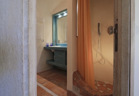 Bagno n.1 con doccia en suite con camera n.1 – Villa Padulella