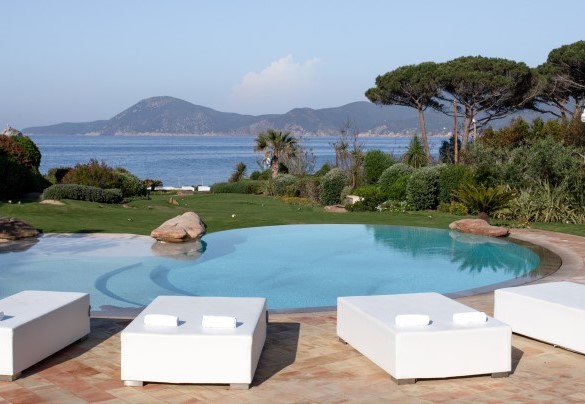 Piscina dalla forma libera e area solarium vista mare - Villa Padulella