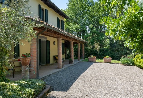 L'elegante villa offre ampi spazi esterni, alternando zone verdi a zone in ghiaia bianca - Villa Paesante