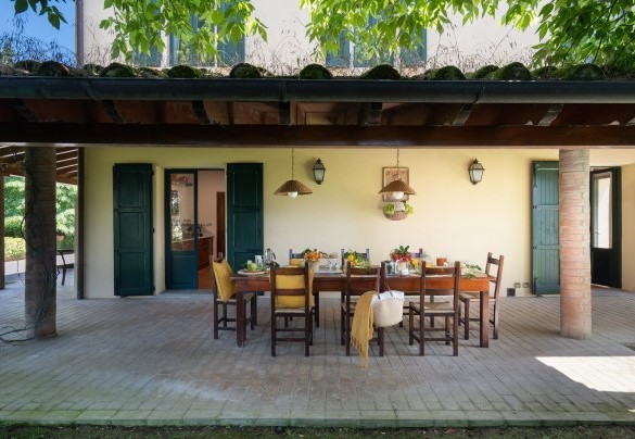 L'ampio porticato attrezzato per mangiare all'aperto - Villa Paesante