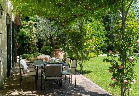 La romantica pergola con rose rampicanti - Villa Paesante