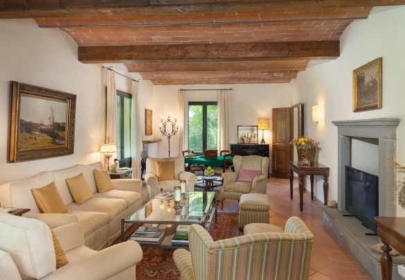 Salotto con soffici divani e poltrone e camino ornamentale - Villa Paesante 