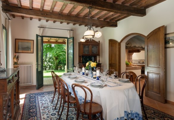 Sala da pranzo con tavolo imbandito per pranzi importanti - Villa Paesante 