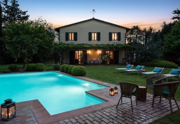 La piscina e la villa sullo sfondo, entrambi illuminati - Villa Paesante