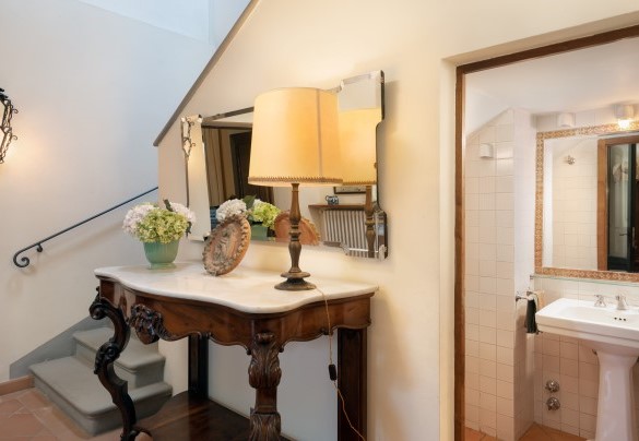 Le scale per il primo piano e il bagno di sevizio - Villa Paesante 