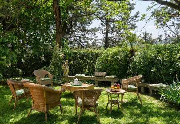 Il giardino esclusivo, con zone a prato, dove passeggiare o rilassarsi riscoprendo sensazioni magiche - Villa Paesante