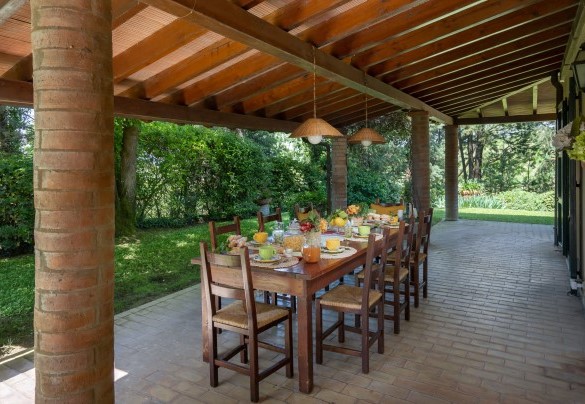 La zona pranzo esterna allestita con tavolo e sedie - Villa Paesante