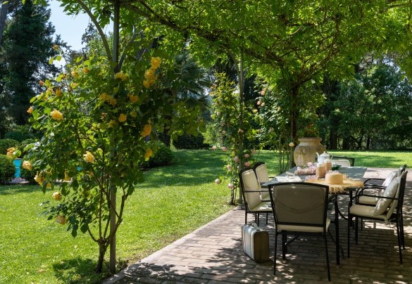 La pergola a pochi metri dalla piscina - Villa Paesante