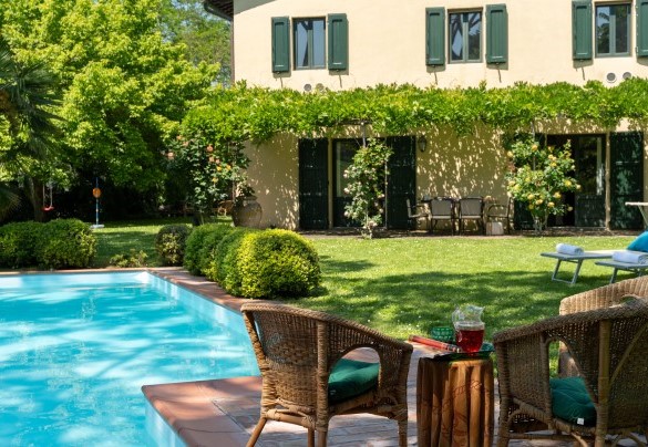 L'angolo relax adiacente alla piscina - Villa Paesante