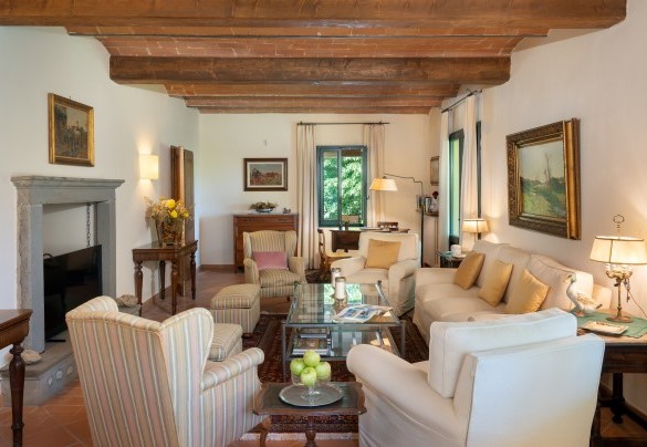 L'accogliente salotto attrezzato con Smart TV e caminetto ornamentale - Villa Paesante